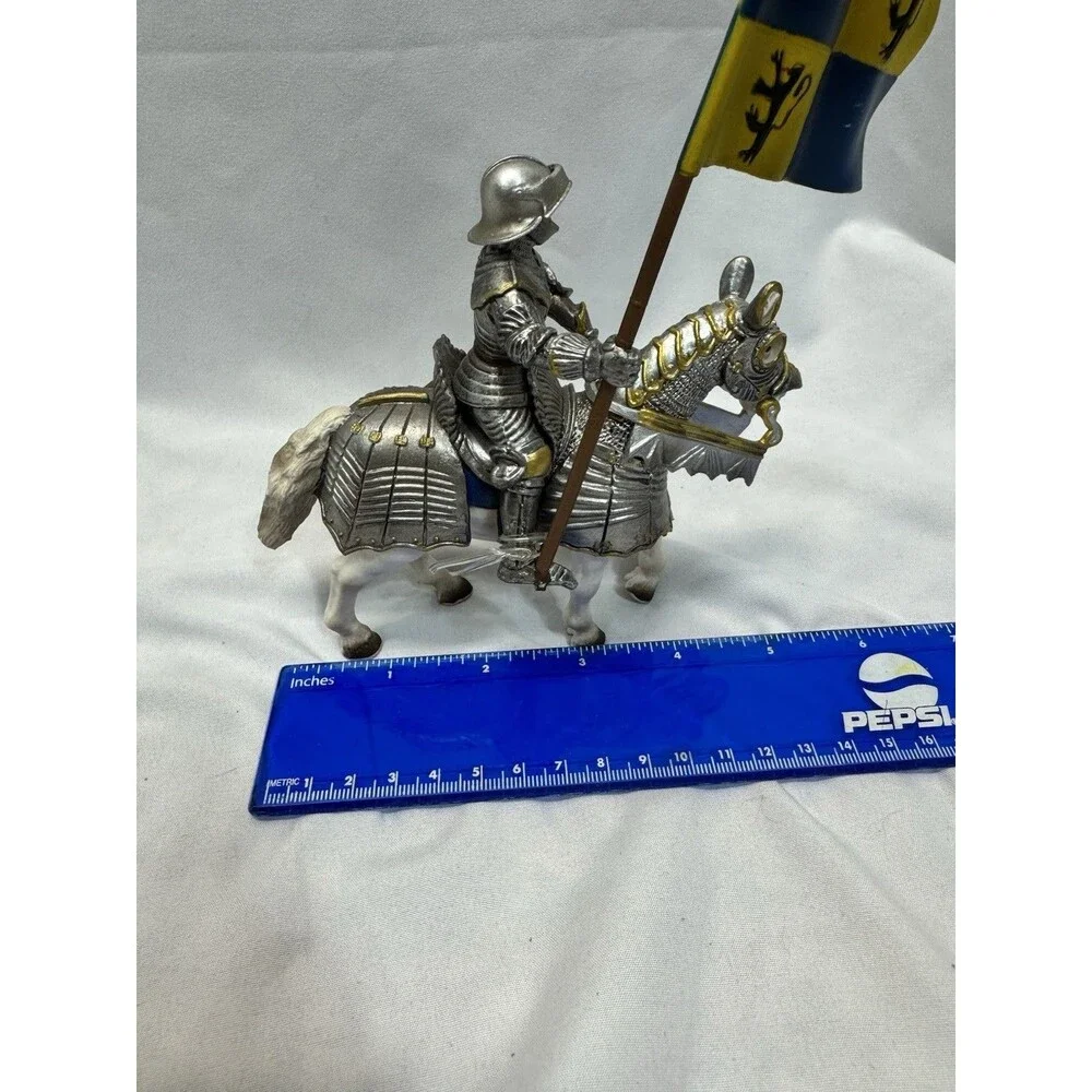 Schleich Knight Flag Bearer On White Horse With Sword 70008 Blue Yellow Flag